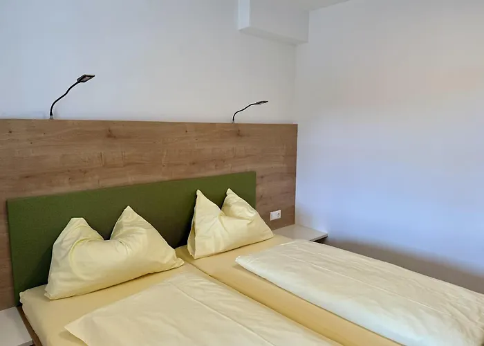 Grosses Mit 5 Schlafzimmer & 4 Baeder Pöllauberg